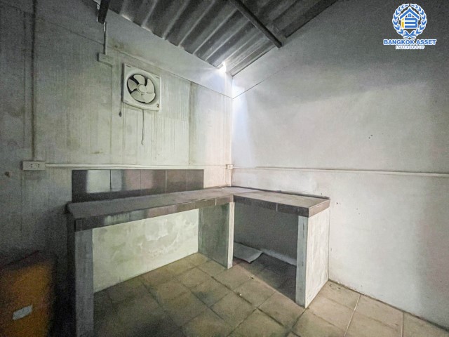 ทาวน์โฮมมือสองย่านกรุงเทพฯ ม.เก้าวัฒนาวิลล่า เลียบคลองทวีวัฒนา เนื้อที่ 17 ตร.ว. ฟังก์ชัน 3 ห้องนอน 3 ห้องน้ำ 1 ที่จอดรถ ทาวน์โฮม 3 ชั้นรีโนเวทใหม่ บนทำเลดี เพียง 20 นาทีก็ถึงรถไฟฟ้าสายสีน้ำเงิน "สถานีหลักสอง" ใกล้เดอะมอลล์บางแค และทางด่วน "รามอินทรา-อาจณรงค์" จองเลย!…